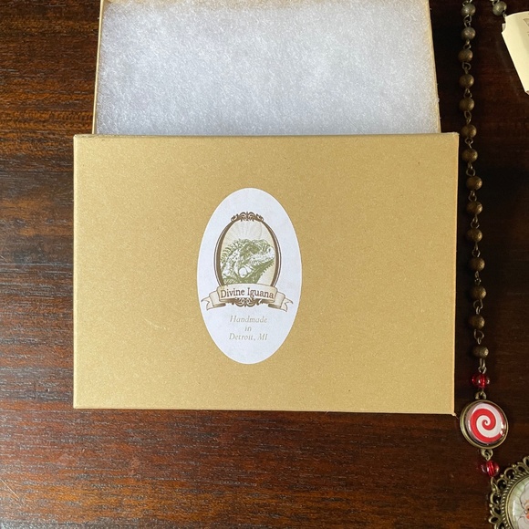 Divine Iguana Santa Claus Necklace - Picture 4 of 8